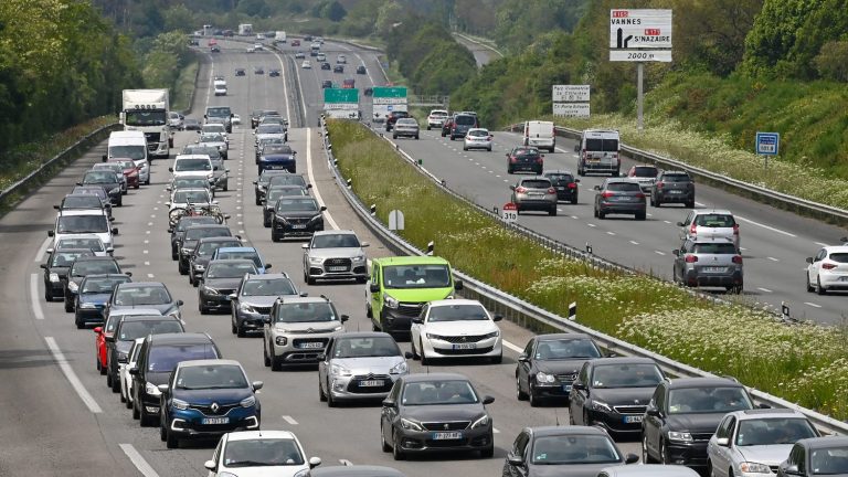 nearly 927 km of traffic jams at 4:30 p.m., at the peak of traffic