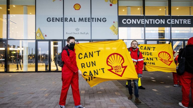 of Shell shareholders want to force the oil giant to respect the Paris agreements