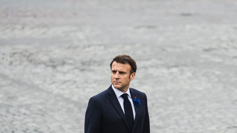 opponents of Emmanuel Macron criticize his day away from the public and pans