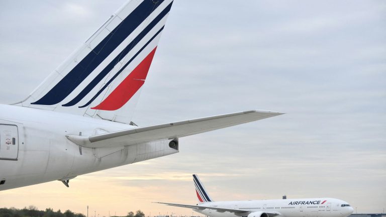 the abolition of short domestic flights in France officially comes into force