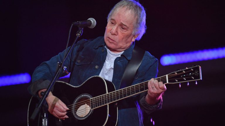 the confidences of Paul Simon who reveals to have lost his hearing