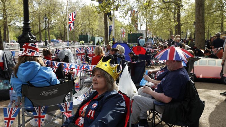 the crowd presses on the artery of the Mall where the British procession will pass at the end of the morning