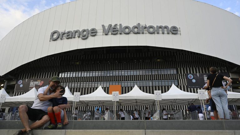 the forecourt of the Vélodrome stadium will be renamed in honor of the former president of OM Bernard Tapie