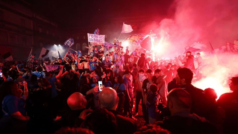 the madness in the streets of Naples, Italian champion 33 years after his last title