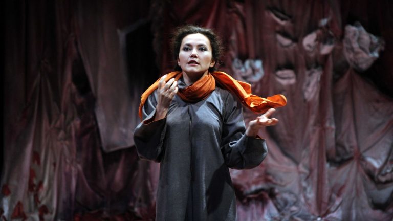 the mezzo-soprano Stéphanie d’Oustrac is the godmother of “Tous à l’opéra!”  which starts on Friday