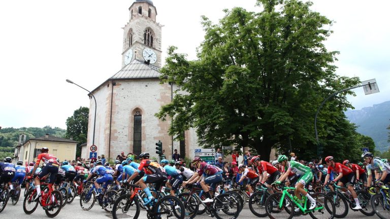 the peloton controls the advance of the four leading men… Follow the 17th stage