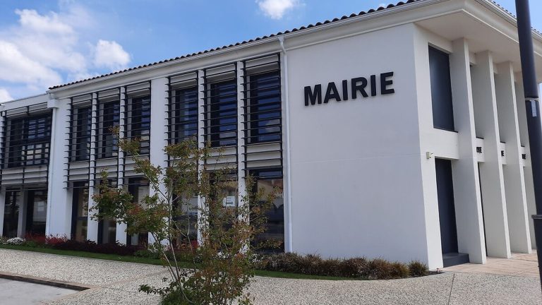 the town hall of Longeville-sur-Mer targeted by rifle fire