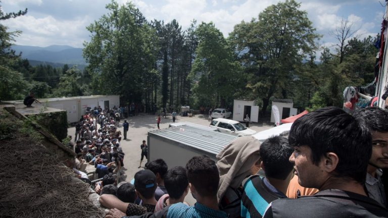 thousands of migrants, stuck on the Balkan route, denounce the violence of the refoulements