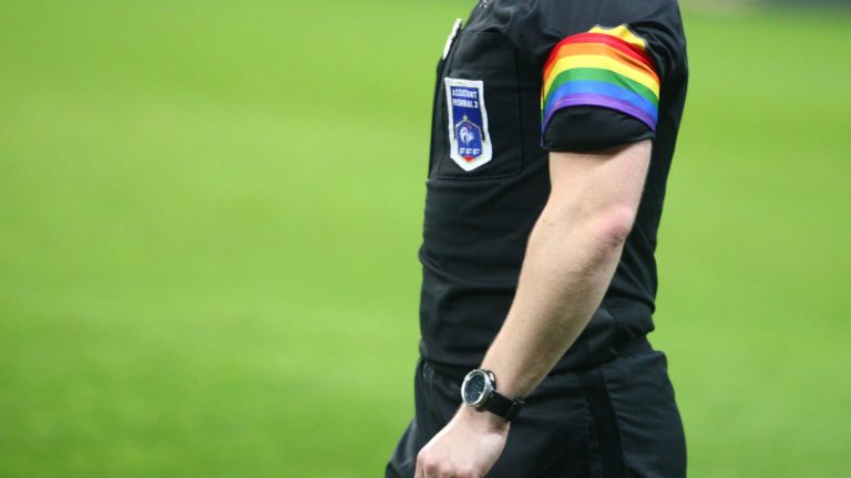 three LGBT+ associations file a complaint against Amazon for not having cut homophobic songs during the replay of matches