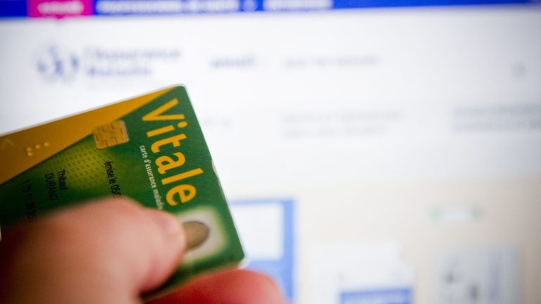 three questions on the proposed merger of the Vitale card and the identity card