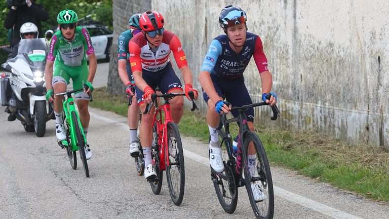 three riders in front, the breakaway exploded… Follow the 12th stage