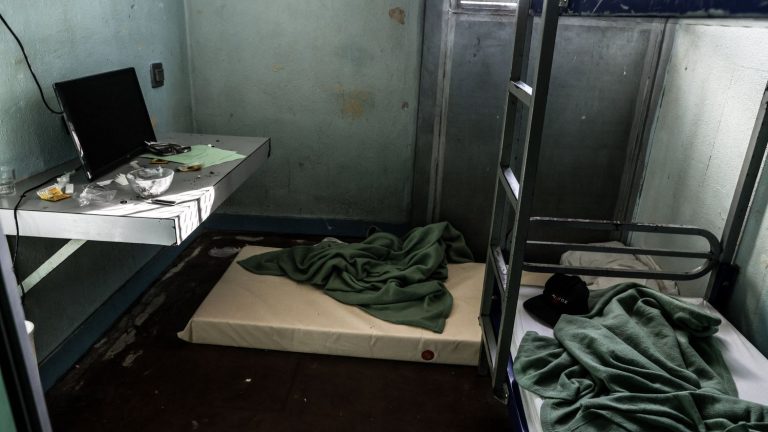 what solutions to deal with the new record number of detainees in France?