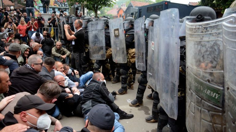 what we know about the serious clashes between Serb demonstrators and security forces in the north of the country