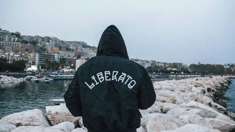 who is Liberato, this mysterious Neapolitan singer, ready to cross borders?