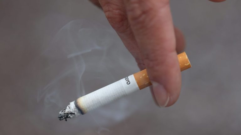 with “12 million daily smokers” the level of smoking “remains high in France in 2022”, according to Public Health France