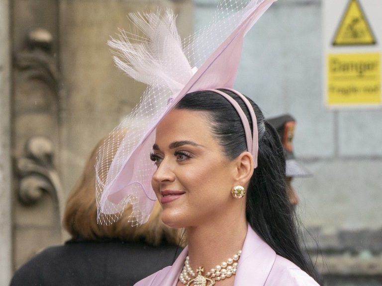 you surely missed the fall of Katy Perry with her heels, in front of Westminster Abbey!  -PICTURES