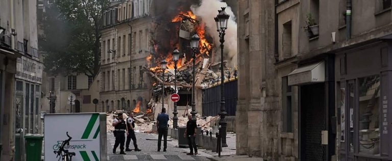 Major fire in the heart of Paris, a partially collapsed building