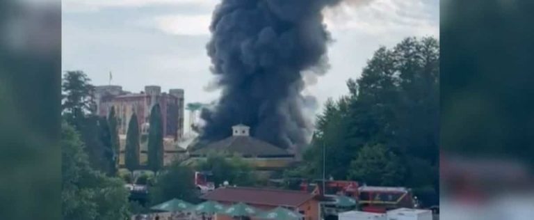 25,000 amusement park visitors evacuated after fire