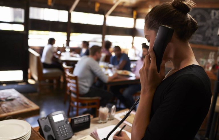 53% of young people speak only French at work, according to the OQLF