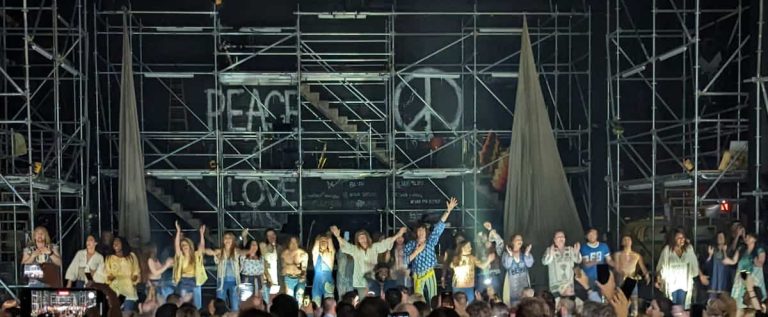 [À VOIR] The premiere of the musical “Hair” was momentarily compromised by a power outage