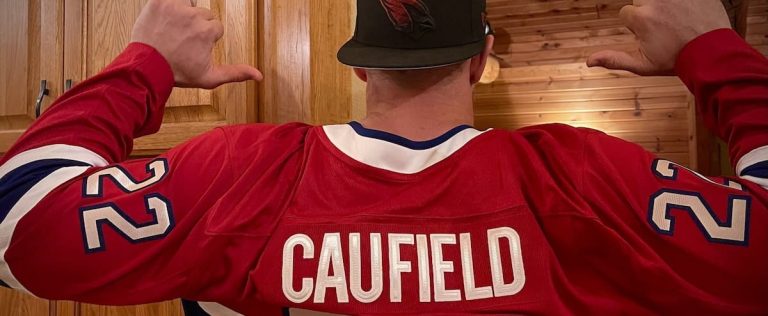 A former NFL star reacts to Caufield’s contract… in French!