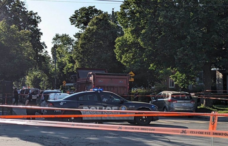 A pedestrian was fatally struck by the driver of a heavy truck in Saint-Michel