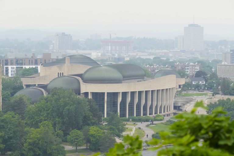 A severe thunderstorm warning is in effect in Gatineau