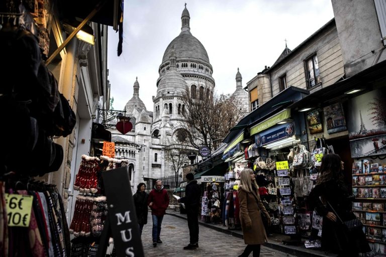 A tour of the Montmartre district in song