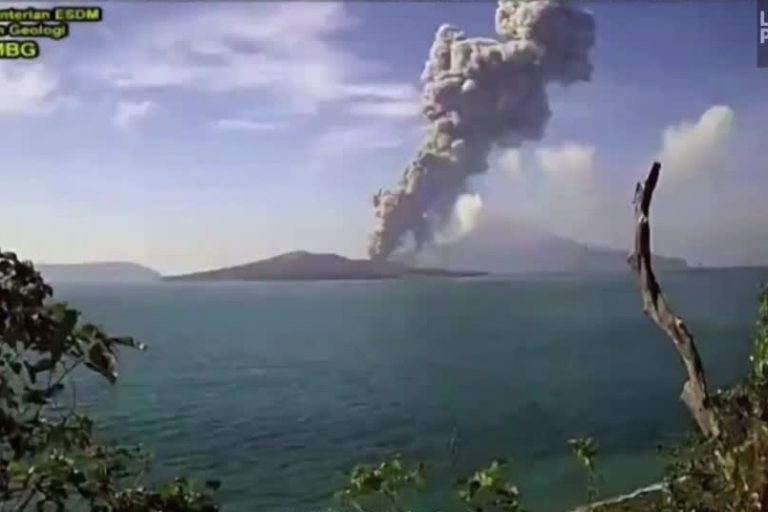 Anak Krakatoa volcano erupts, a 3 km column of ash in the sky