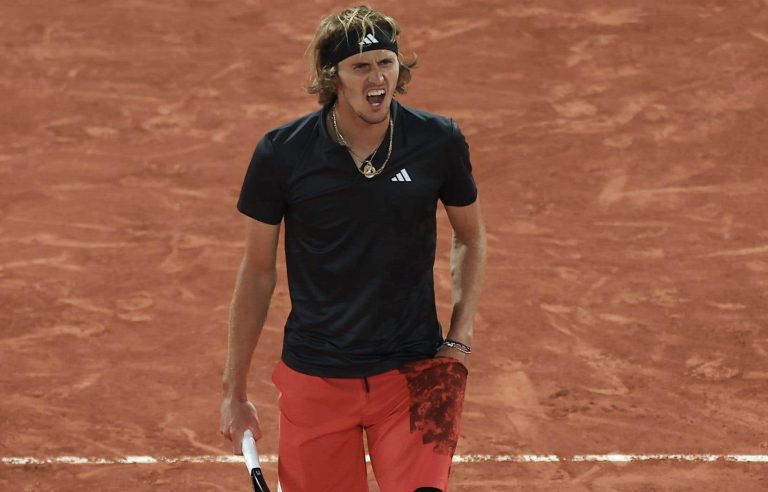 At Roland-Garros, Zverev continues his revival and advances to the quarter-finals