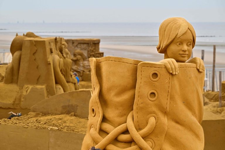 Belgium |  Sand sculptors create a fairy tale world