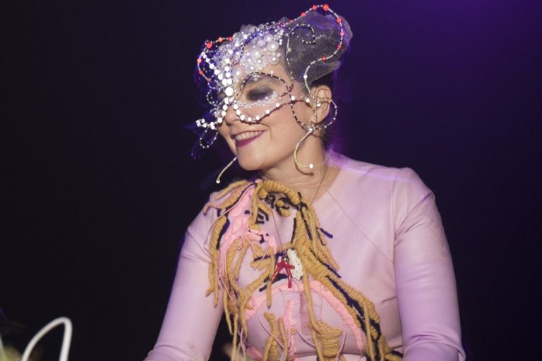 Björk wants electric tour buses