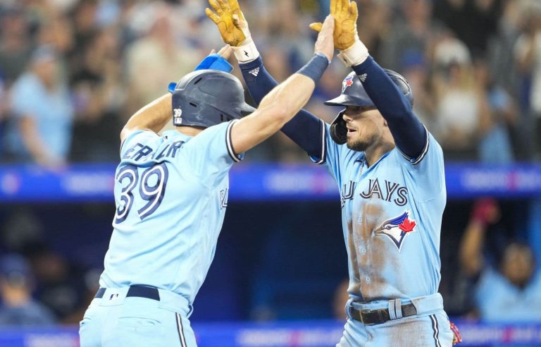 Blue Jays come from behind to win 7-6