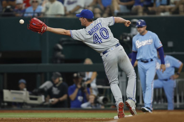 Blue Jays lose 11-7 to Rangers