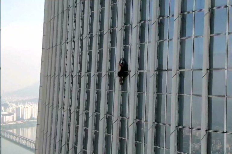 Briton arrested after climbing Seoul skyscraper with bare hands