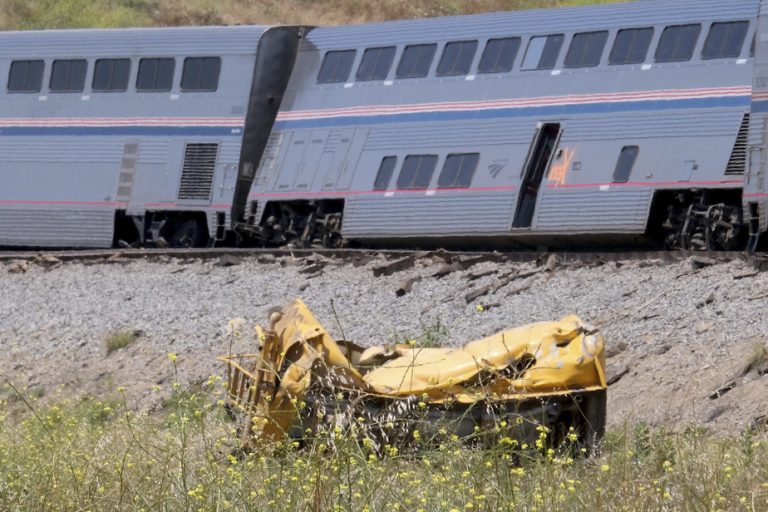 California |  Train carrying 198 passengers derails after collision