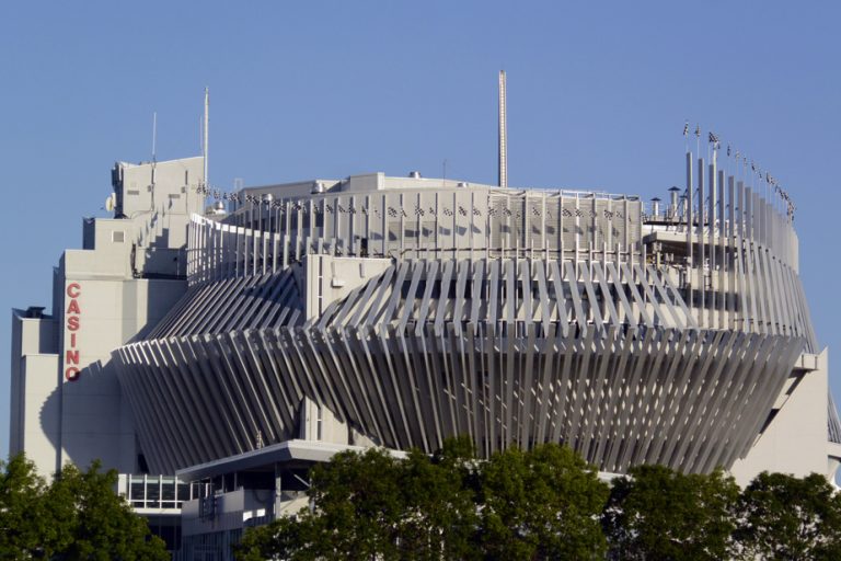 Casino de Montreal employees threaten to strike during the Grand Prix