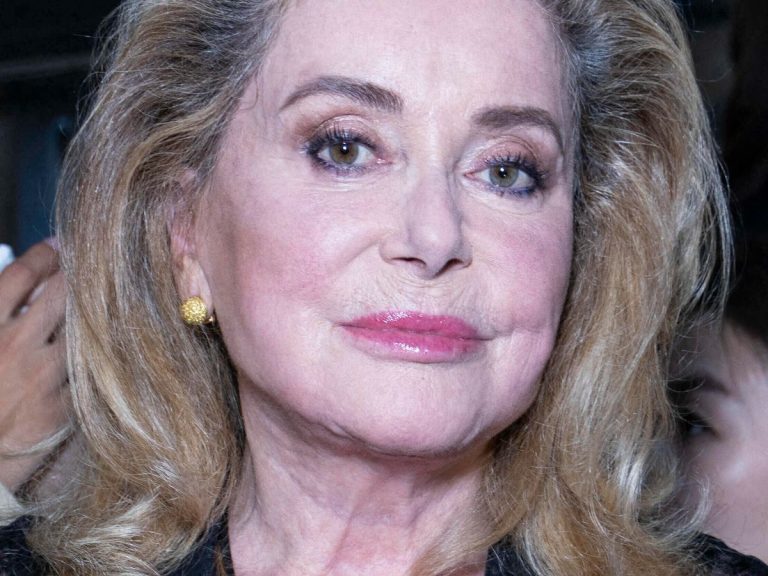 Catherine Deneuve terribly annoyed to have been placed alongside Netflix stars in a Parisian fashion show?  Internet users are convinced with this video!