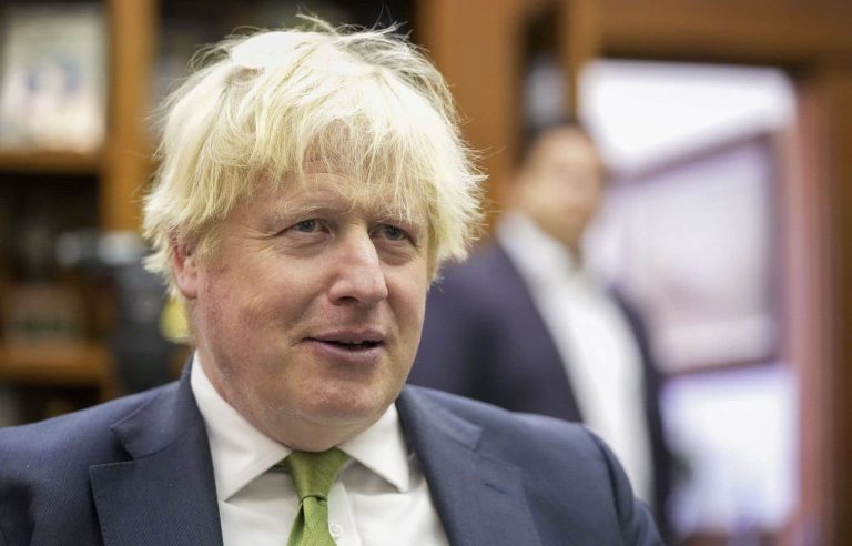 Caught up by the “partygate”, Boris Johnson slams the door of Parliament