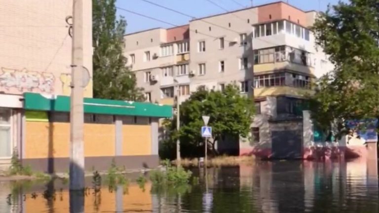 Destruction of the Ukrainian Kakhovka dam: evacuations continue in flooded Kherson