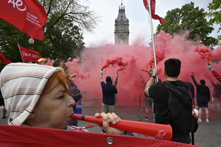 Educational Reform |  Trade unions organized a demonstration in front of the National Assembly