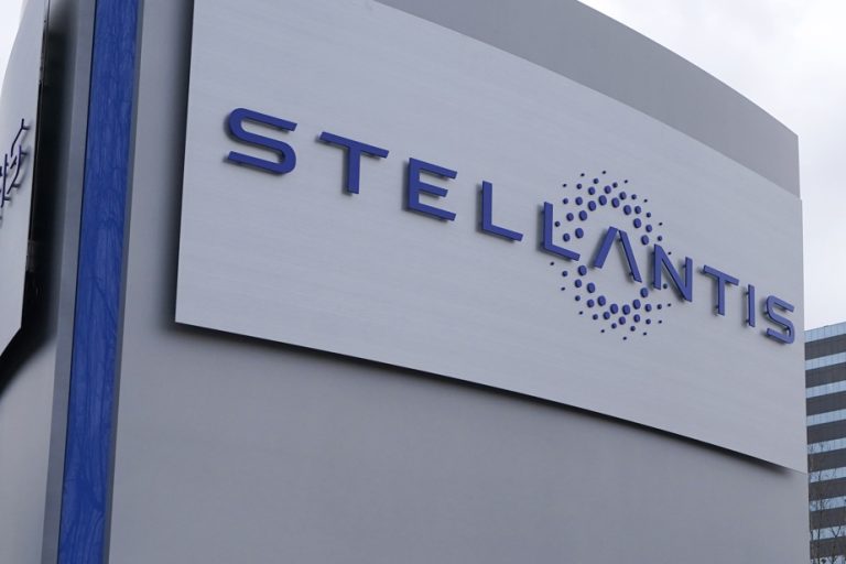 Electric vehicle batteries |  Ontario promises to pay one-third of bill for Stellantis plant in Windsor