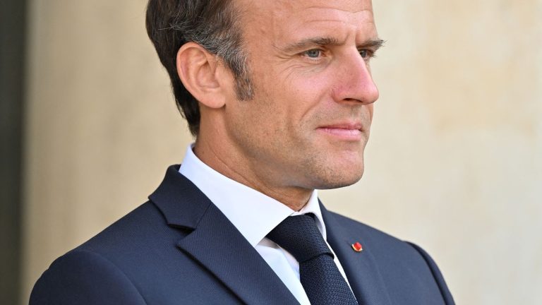 Emmanuel Macron must present a production relocation plan at midday