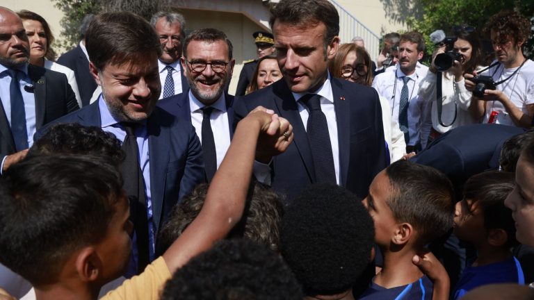 Emmanuel Macron wants to relaunch “the debate” on “school time” and plans to reduce the summer holidays