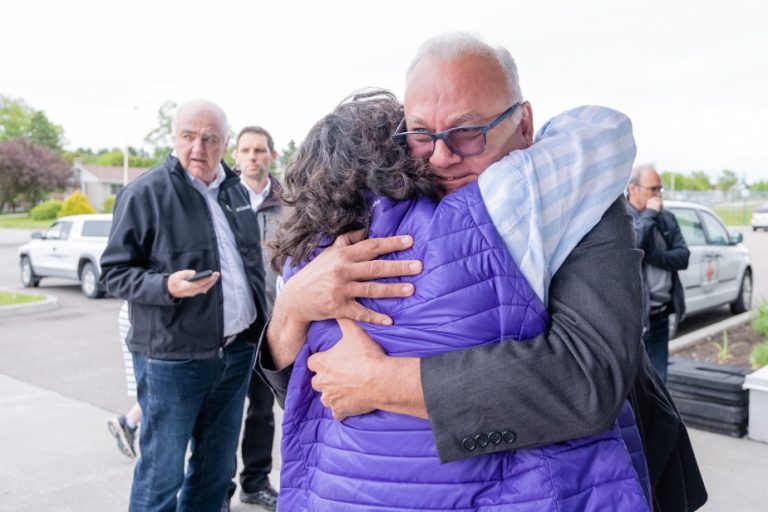 Forest fires |  The Mayor of Chibougamau visits refugees in Roberval