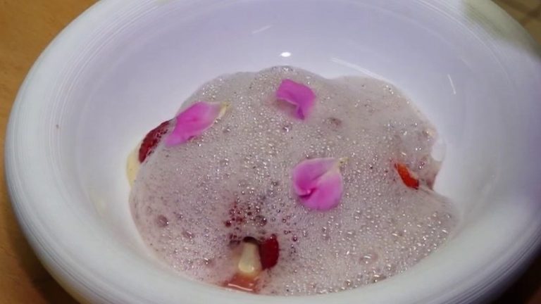 Gastronomy: the rose is eaten in sweets and restaurants