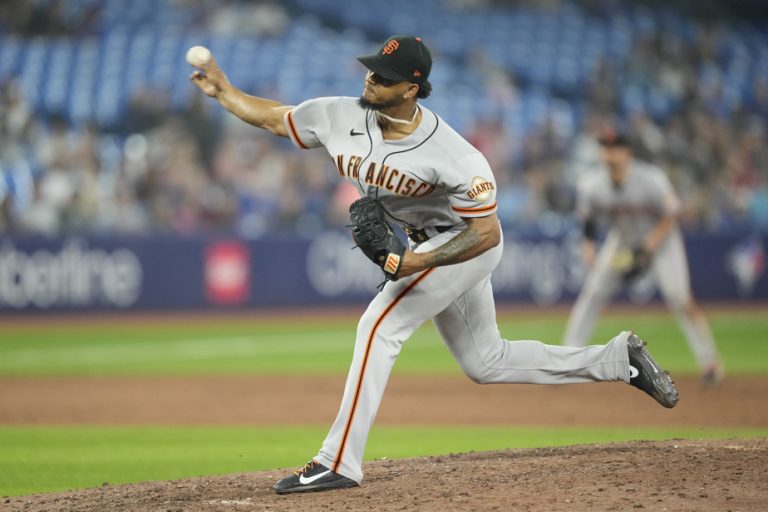 Giants blank Blue Jays 3-0