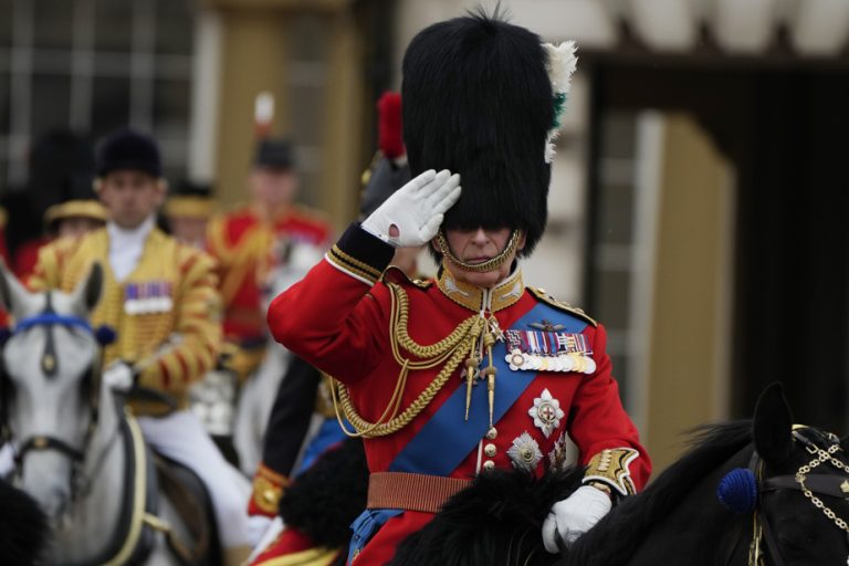 “Hail to the colors” |  Charles III on horseback for his first birthday parade