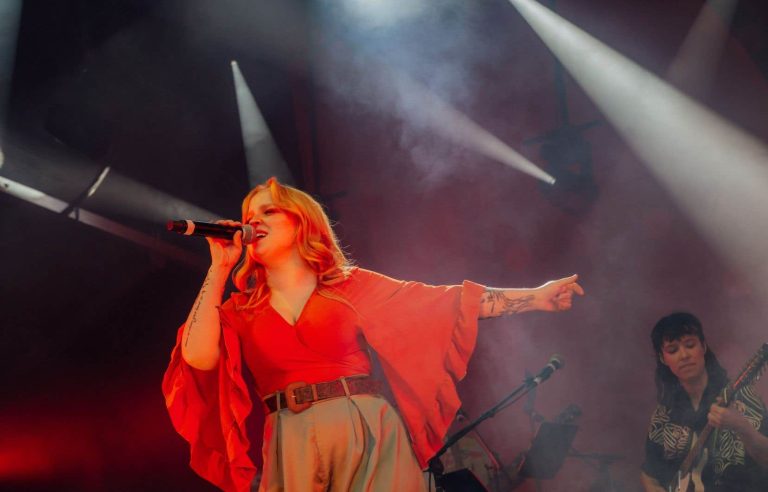 Hands outstretched around Renée Martel at the Francos de Montréal