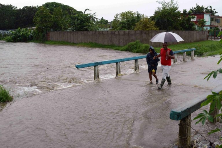 Heavy rains in Cuba leave three dead and thousands displaced